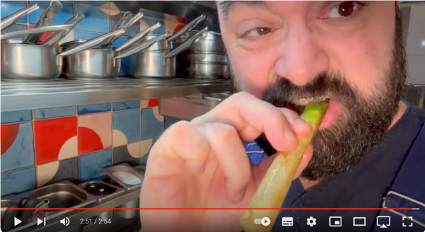 Comment toujours réussir la cuisson de vos asperges vertes ? Eric Fontanini, chef de HABILE assure le contrôle de la situation. Attention, il est possible que cette vidéo vous fasse saliver et même peut-être rêver