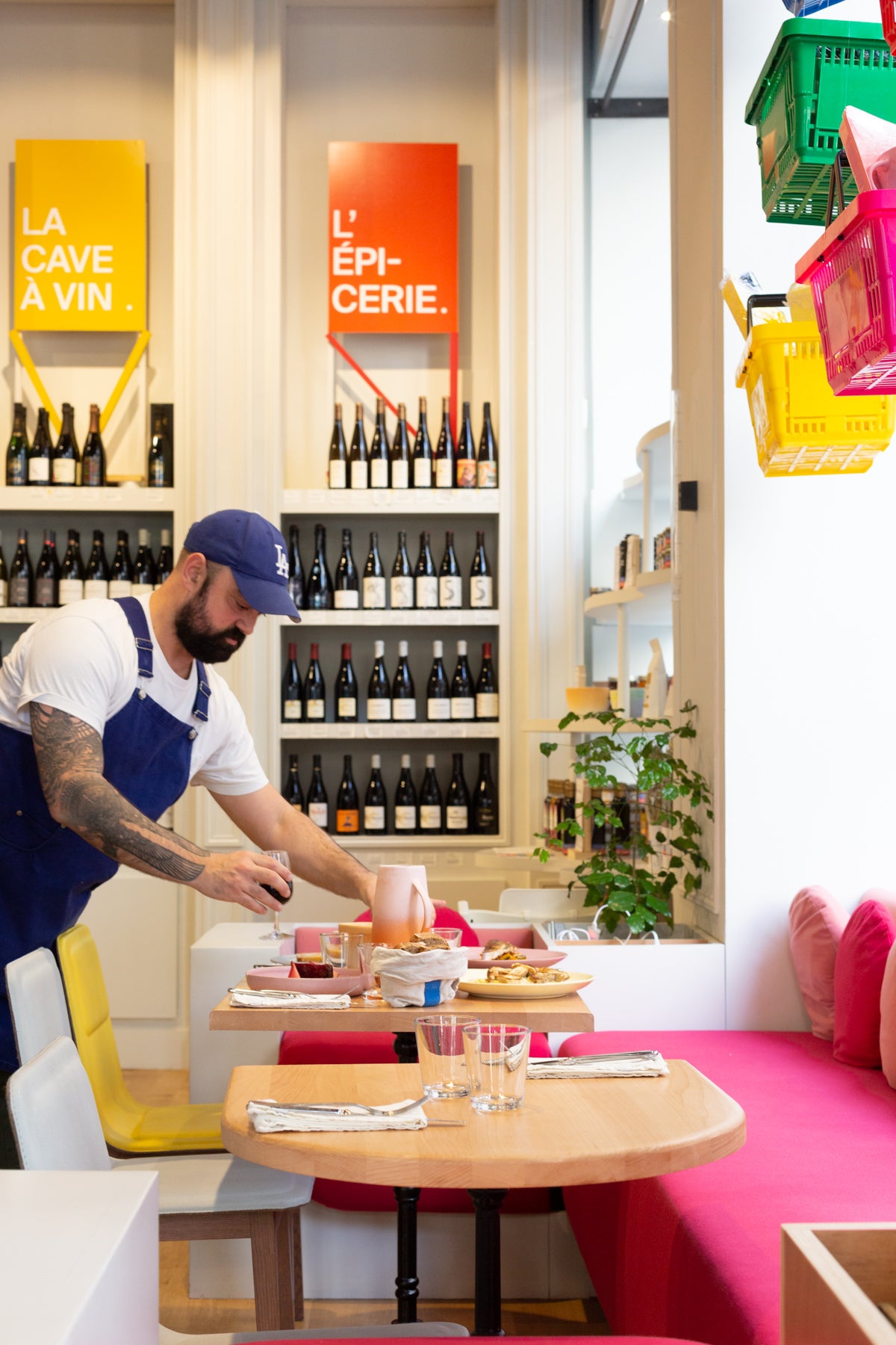 Eric Fontanini dresse la table chez HABILE avec ses plats signatures, le pâté en croûte, les betteraves, les girolles et son oeuf, l'omelette aux cèpes, photo prise pour l'article de Télérama, meilleur restaurant de Paris, meilleur restaurant du 10ème arrondissement de Paris