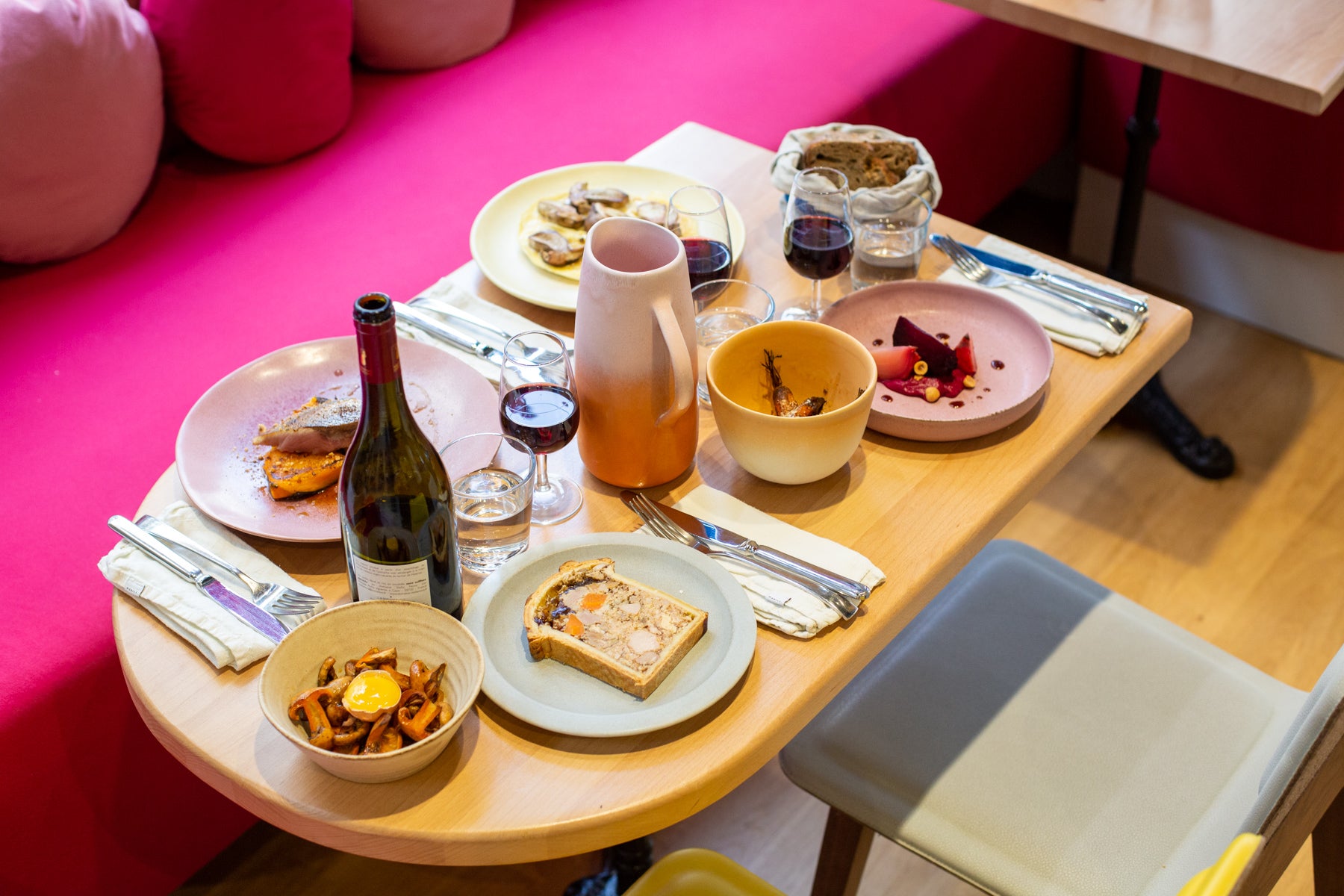 table dressée chez HABILE avec les plats signatures du chef Eric Fontanini, le pâté en croûte, les betteraves, les girolles et son oeuf, l'omelette aux cèpes, photo prise pour l'article de Télérama, meilleur restaurant de Paris, meilleur restaurant du 10ème arrondissement de Paris