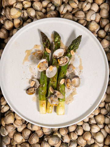 HABILE propose une entrée de saison des Asperge de Roques-Hautes, cacahuètes et coques sauvage. À déguster durant le mois de mai au 16 rue de Lancry, Paris 10 