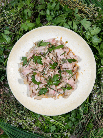 HABILE propose une entrée de saison un vitello tonatto de poitrine de veau de la ferme de Clavisy confite, sauce gribiche. À déguster durant le mois de mai au 16 rue de Lancry, Paris 10 