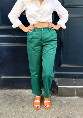 Le Pantalon HABILE a un vrai twist, il peut se porter taille haute celles et ceux qui veulent marquer la taille ou taille basse pour un look plus streetwear. La pièce colorée, unisexe, imprimé, fabriqué au Portugal et indispensable
