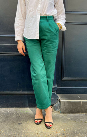 Le Pantalon HABILE est a porter pour toutes les occasions. Il est unisexe, fabriqué au Portugal et coloré. À retrouver au 16 rue de Lancry Paris 10 ou sur internet habile.com