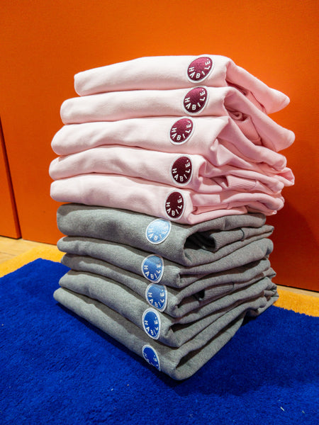 Le sweat-shirt HABILE, modèle unisexe, fabriqué au Portugal en coton bio avec le logo « corporate » et le coloris rose sweety. Il est à retrouver sur habile.com ou au 16 rue de Lancry Paris 10