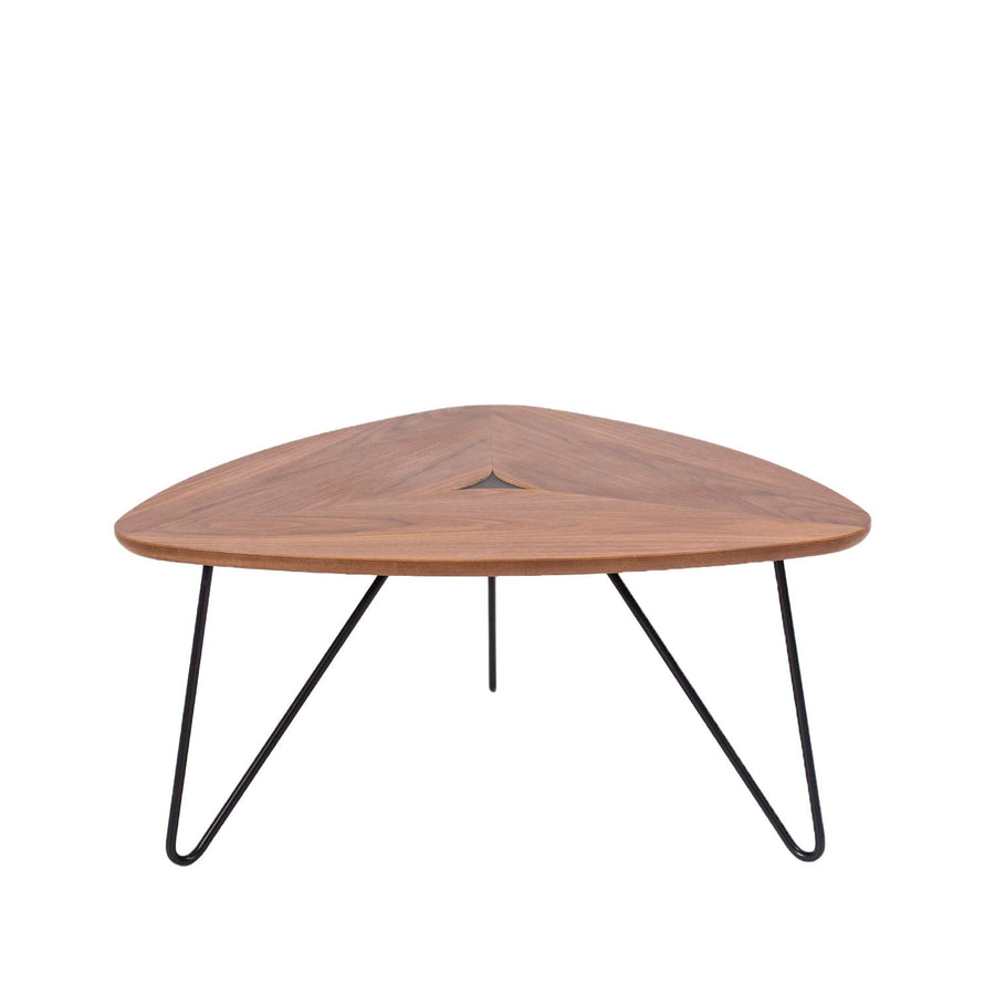 Marque Amazon - Rivet - Table basse triangulaire, en noyer et à base en métal noir, 77 x 65 x 56 cm