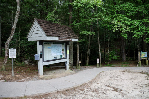 trailhead to cedar rock and wolf rock trail in stone mountain state park