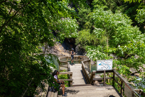 Tallulah gorge state park waterfalls hiking trail Georgia