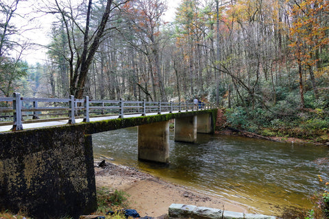 walking bridge over linville river along the trail to linville falls