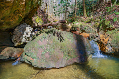 small waterfall near whittleton arch in red river gorge kentucky