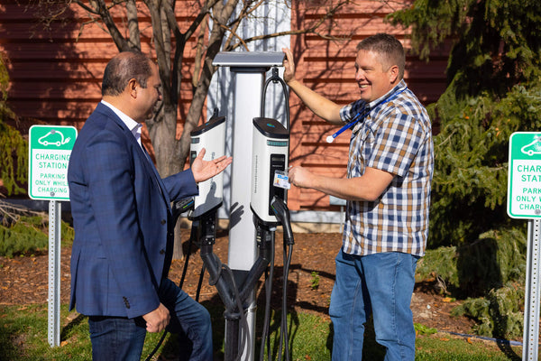 Oplaadstation voor elektrische voertuigen op het hoofdkantoor van Solaray