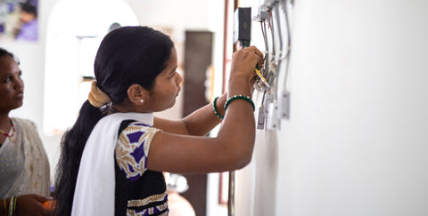 Solar Mama Engineer installing solar panels