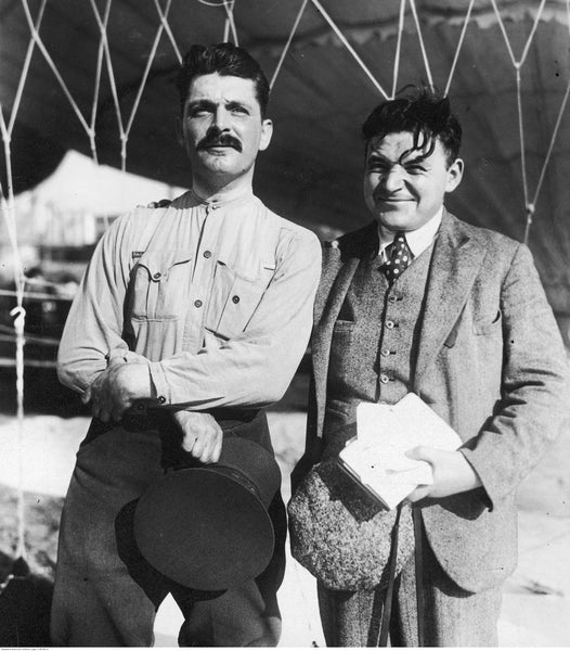 Ernest Demuyter ( gauche ) avant la compétition ( juin 1937 )