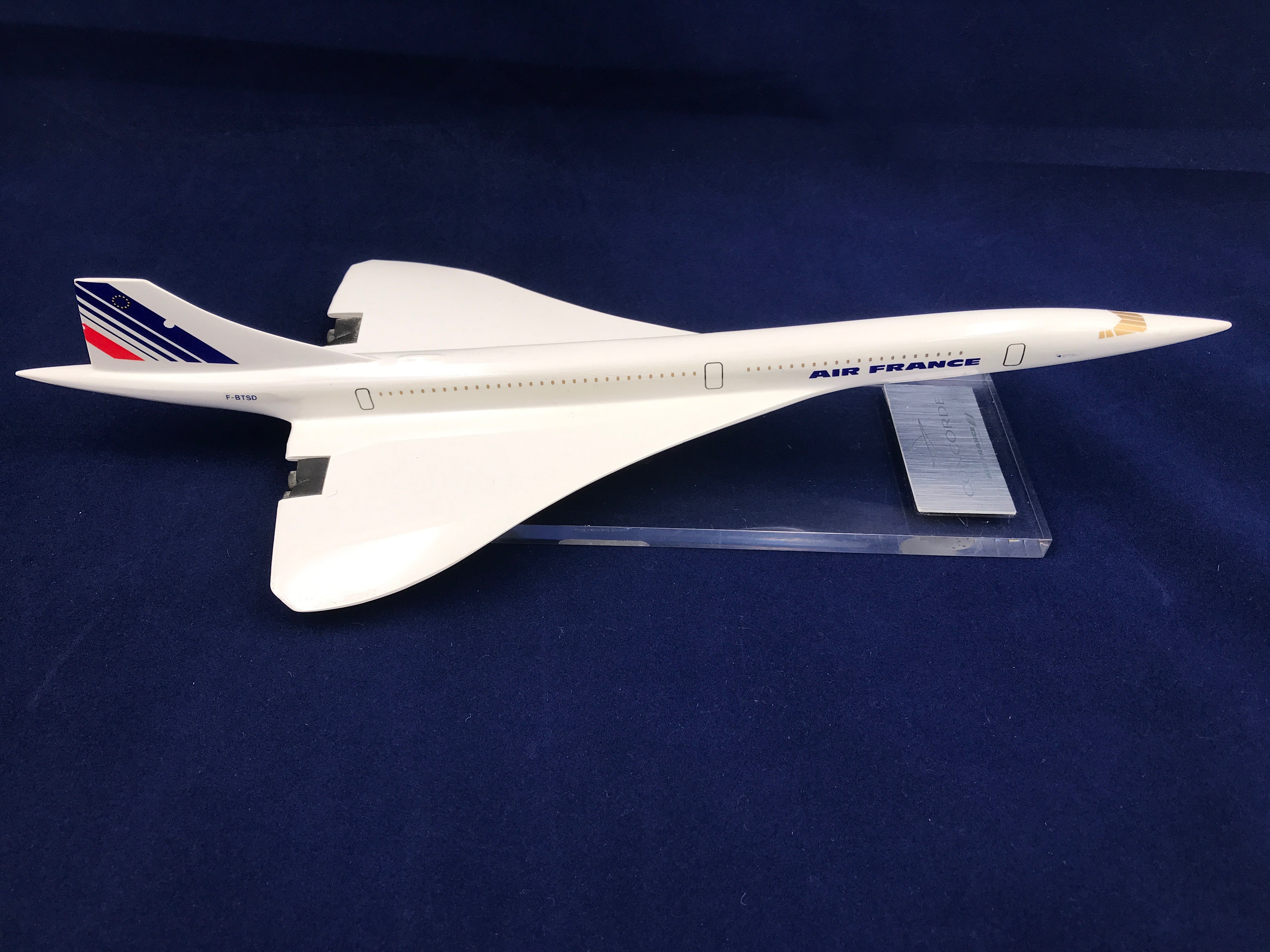 Modèle en résine du Concorde Sierra Delta 213 ( F - BTSD, Air France ) - (13 cm x 32 cm x 5.3 cm)