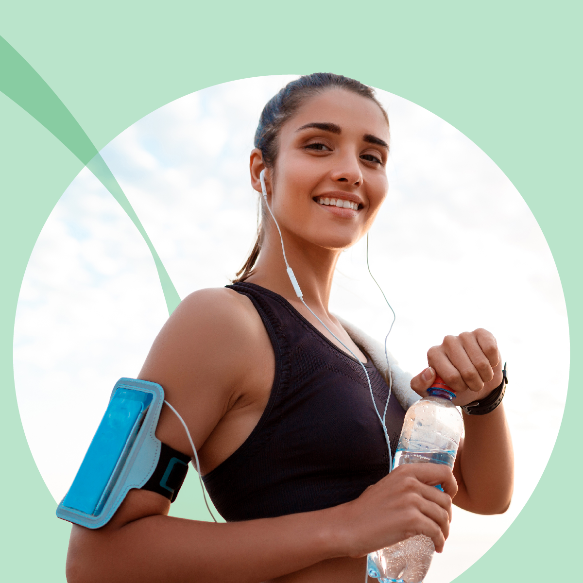 Lächelnde junge Frau in Sportkleidung mit Kopfhörern und einer Trinkflasche, betont durch einen mintgrünen Kreis, der Aktivität und Gesundheit repräsentiert.