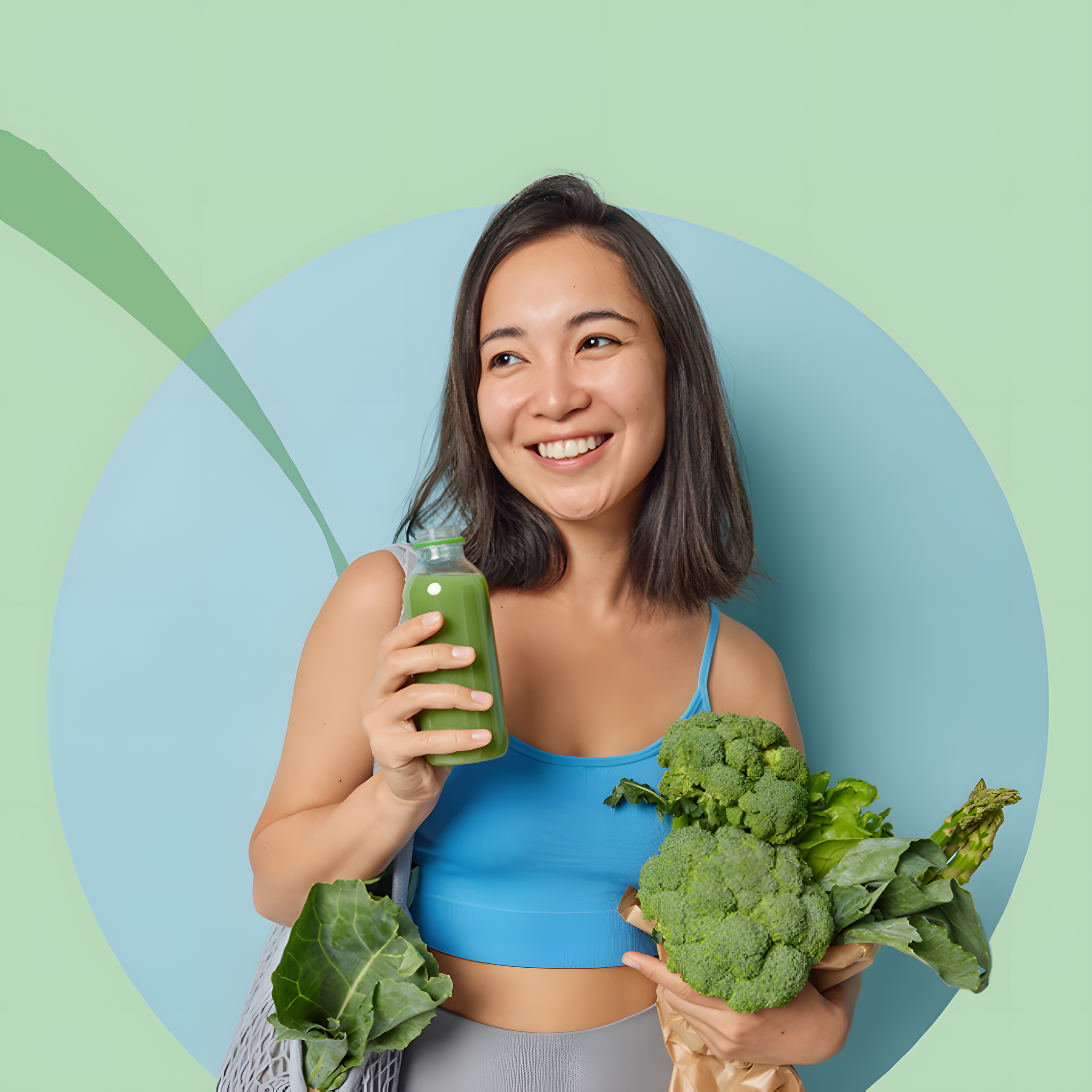 Lächelnde Person in blauem Sporttop hält einen grünen Smoothie und ein Bündel frischen Brokkoli, symbolisiert vegane Ernährung und Lebensstil.