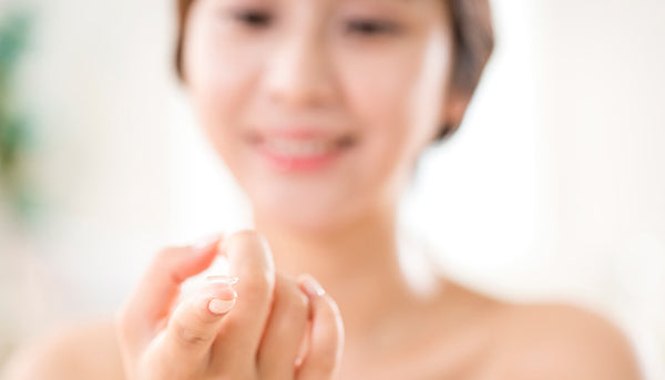 10 things people who wear contact lenses should never do