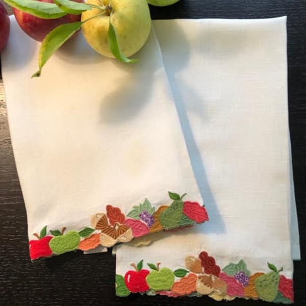 https://cdn.shopify.com/s/files/1/0270/5624/2722/products/leron_linens_holiday_thanksgiving_Harvest_Fruit_Guest_Towel-600x600.jpg?v=1636470347