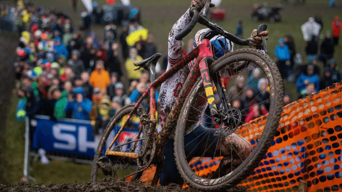 Ein Fahrer bei einem Gravel-Rennen komplett mit Matsch bedeckt