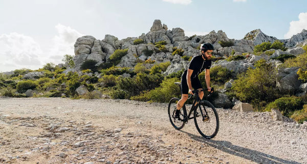 Das Rondo RUUT Gravel Bike beim Einsatz auf einer Schotterstrecke.