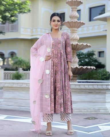 Touch of royalty with the classic Anarkali