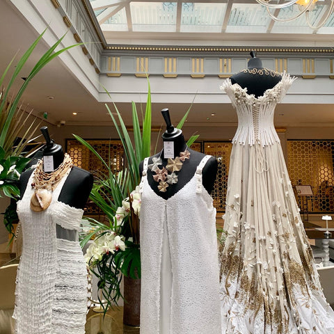 Exposition de robes couture et de bijoux Mailles précieuses à l'hôtel Sofitel Paris