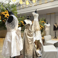 Exposition de robes couture et de bijoux Mailles précieuses à l'hôtel Sofitel Paris