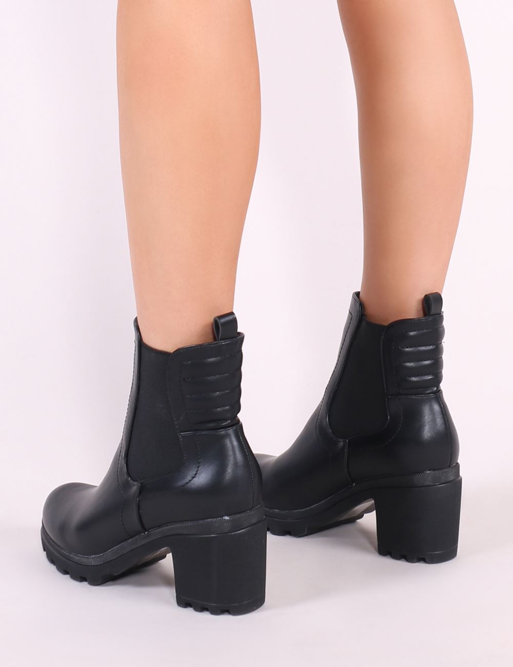 Ari Heeled Chelsea Boots in Black