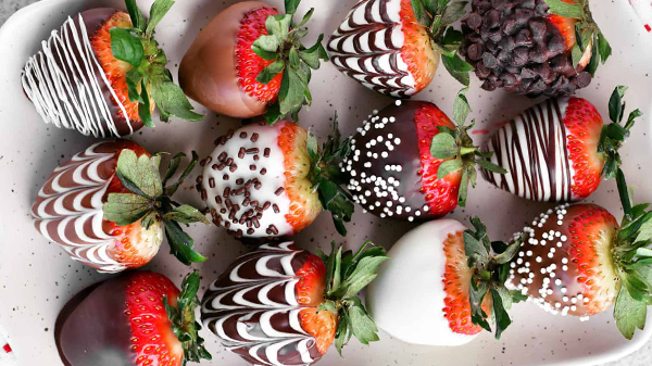 Quick and easy chocolate-covered strawberries is mouthwatering and beautiful impression
