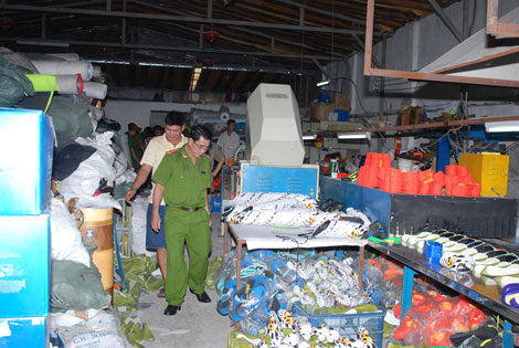 Dong Nai factory uncovered fake sneaker operation