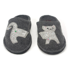 Haflinger wool slippers with smiling cat applique