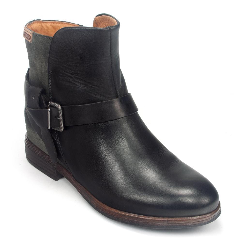 pikolinos black boots