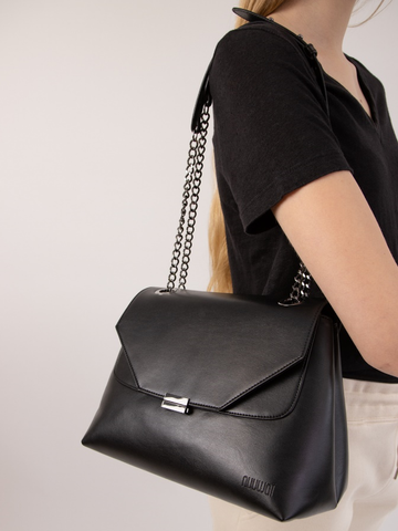 A casual and elegant vegan shoulderbag in black.