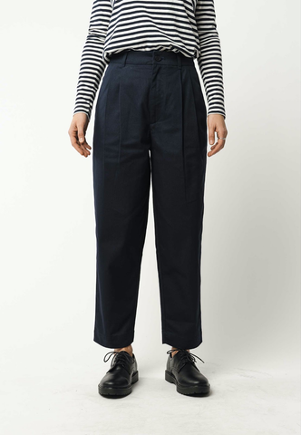 Sustainable trousers with high waistband and pleats from the brand Mela.