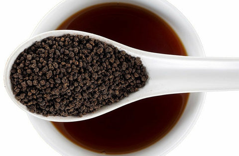 02. Kenyan granulated tea in a spoon
