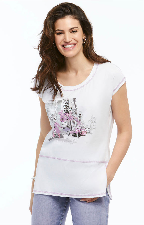 Chandail Style T-Shirt avec col rond, imprimé dans les tons de  rose sur le devant, le bas est ouvert de chaque coté, de la collection de Orly