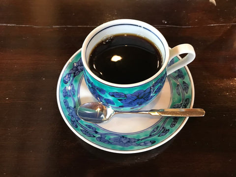 有田焼のコーヒーカップに入ったホットコーヒー