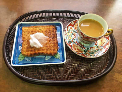 四角い有田焼とコーヒーカップ