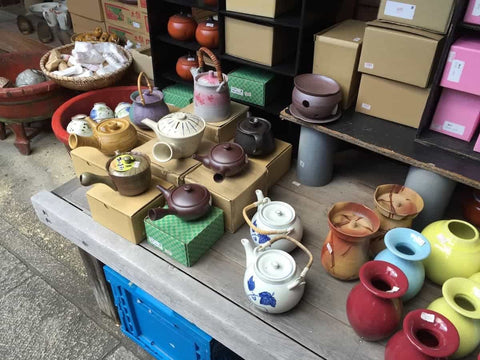 陶器市で売られている急須など