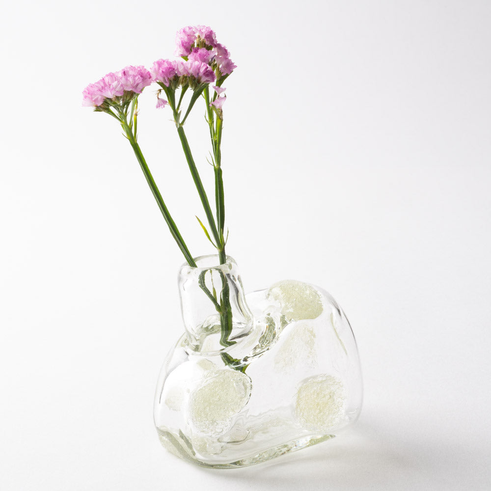 花をおしゃれに飾る花器。シンプルなガラス製花瓶などをご紹介 | 大人の焼き物