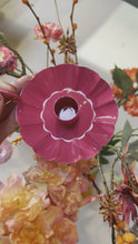 Video laden en afspelen in Gallery-weergave, Kaarsenstandaard bloem - Fuchsia roze/lichtroze
