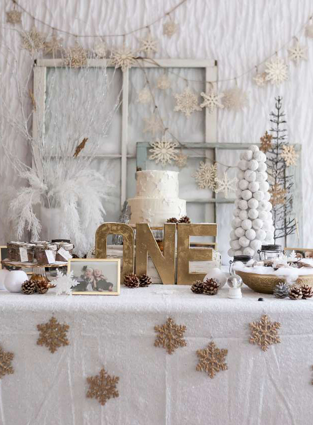 White Winter Wonderland Party Table Decor | Winter 'One'derland Birthday Party | Baby Aspen