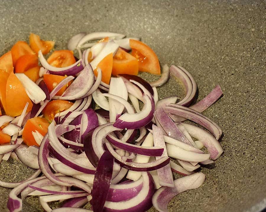 Fry onions and tomatoes 