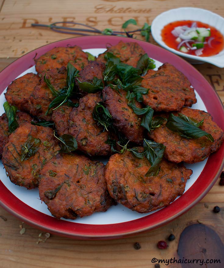 Thai fish cakes with sweet chilli sauce presentation.