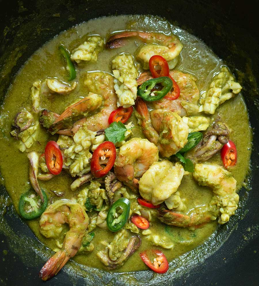 Cooked mixed seafood in Thai green curry