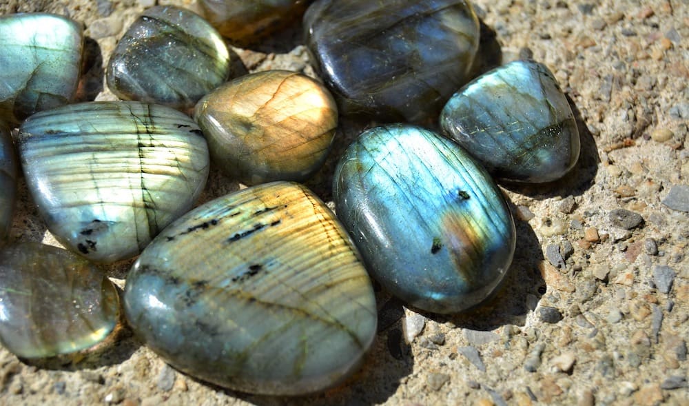 pierre Labradorite / Spectrolite, bijoux sloya - propriétés, vertus et purification