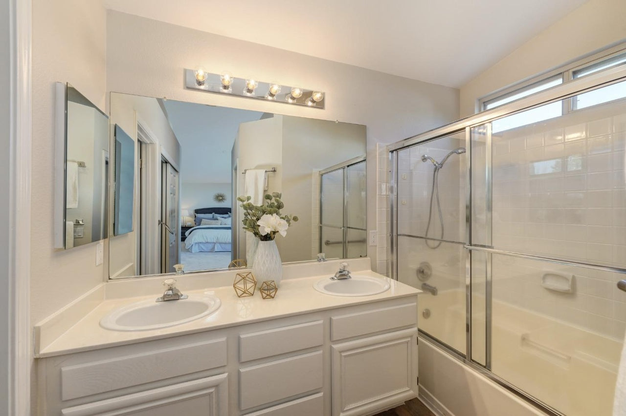 Premiere Home Staging Projects | Bathroom interior design idea - John Henry Cir, Folsom