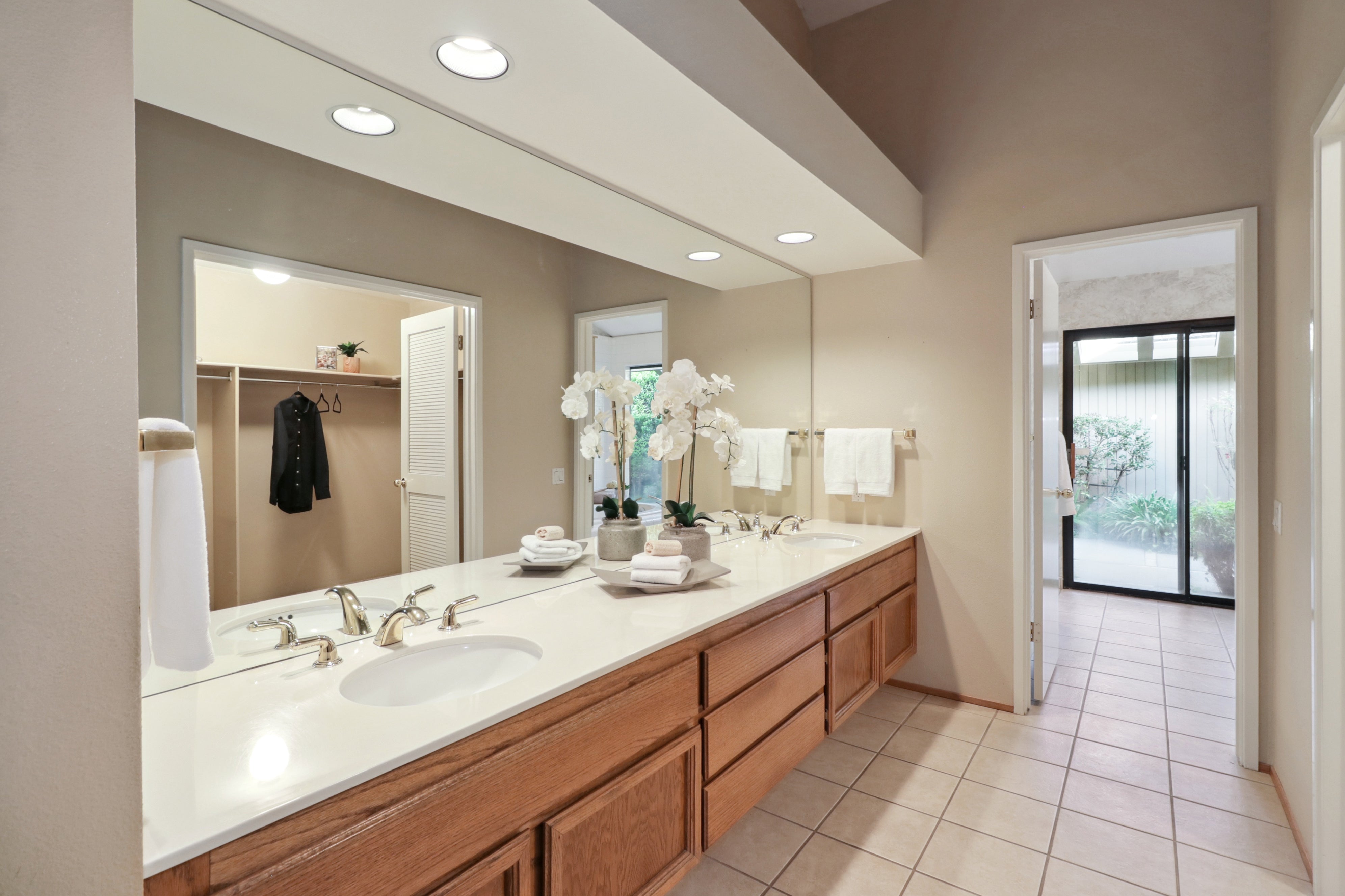 Premiere Home Staging Projects | Bathroom interior design idea - Coarse Gold Pl, Gold River