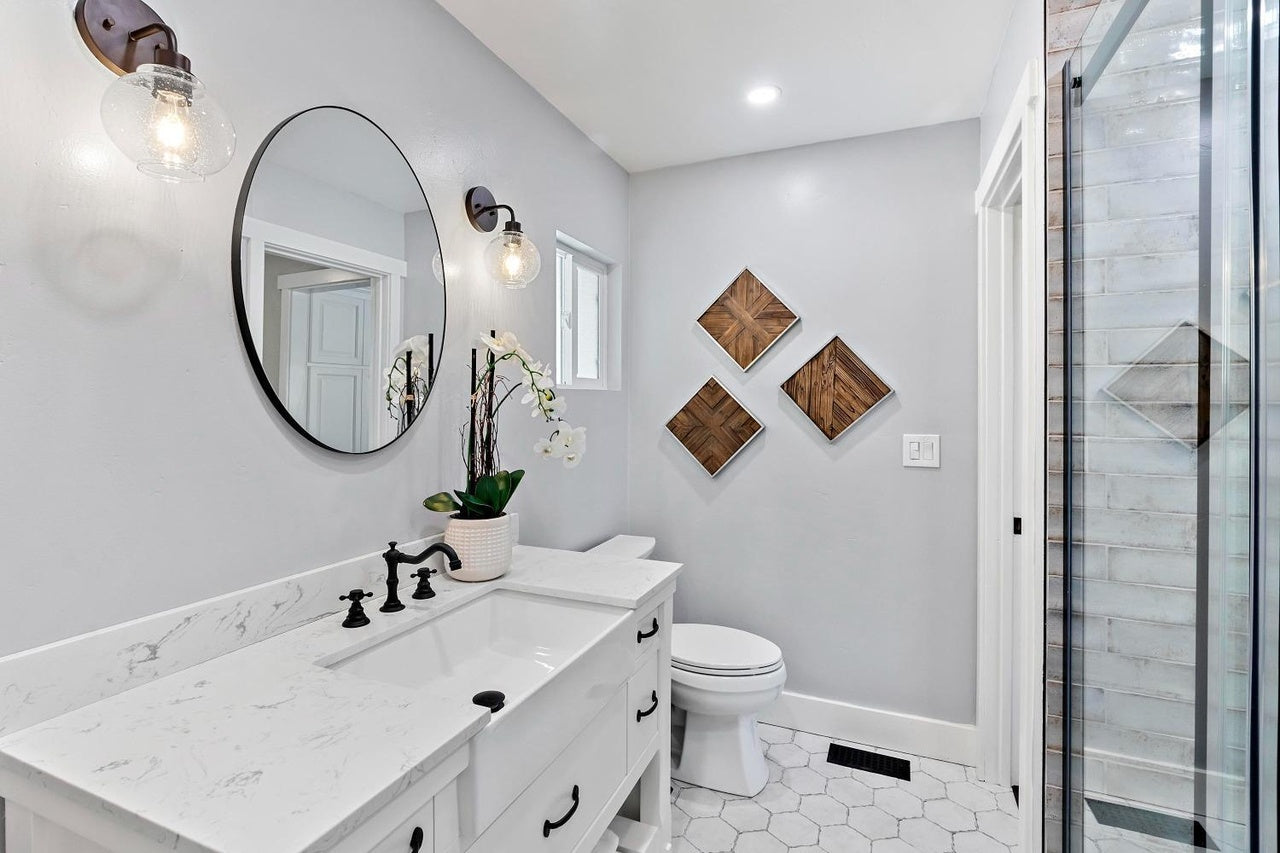 Premiere Home Staging Projects | Bathroom interior design idea - Coon Hollow Rd, Placerville