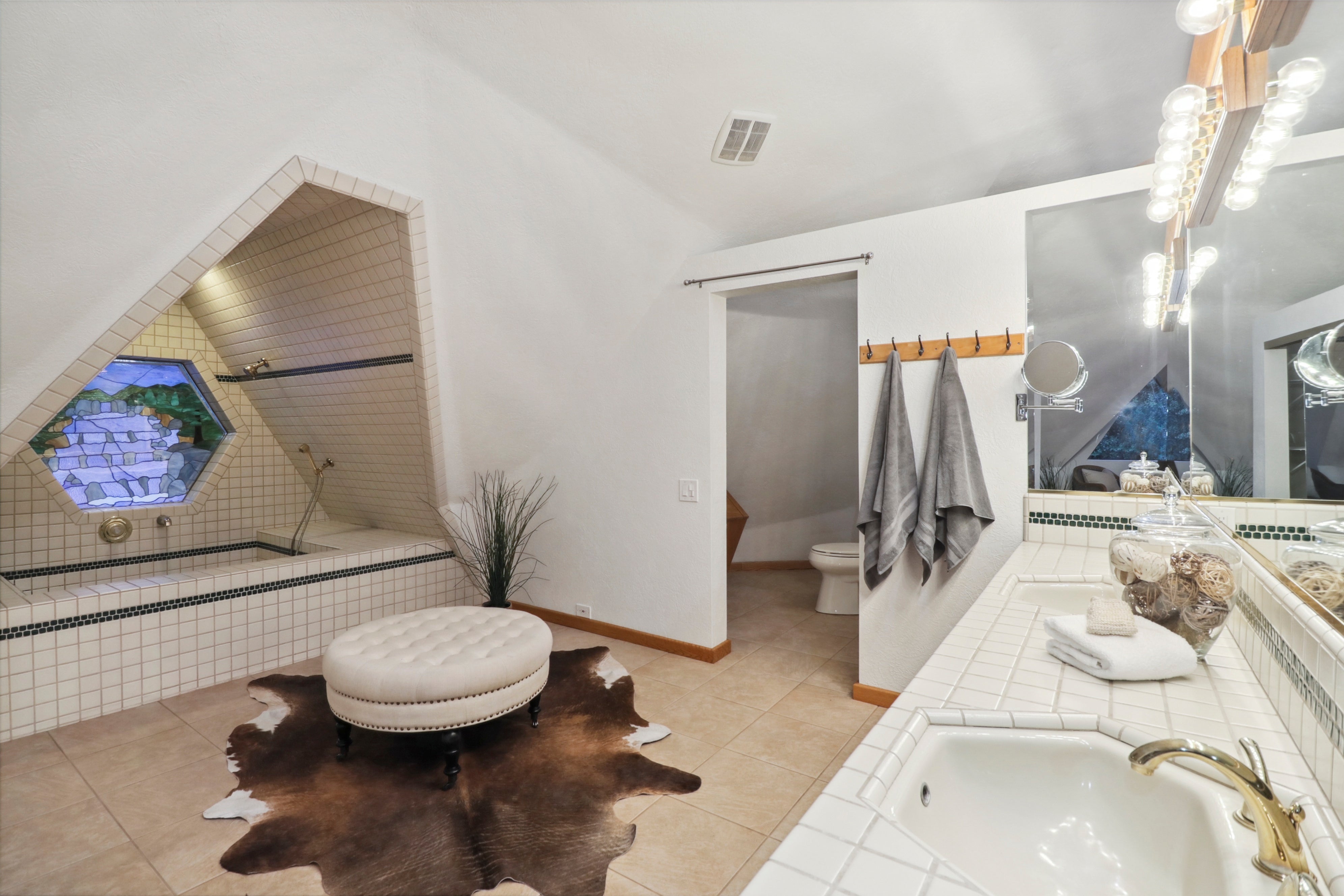 Premiere Home Staging Projects | Bathroom interior design idea - Crabtree Ct, Carmichael