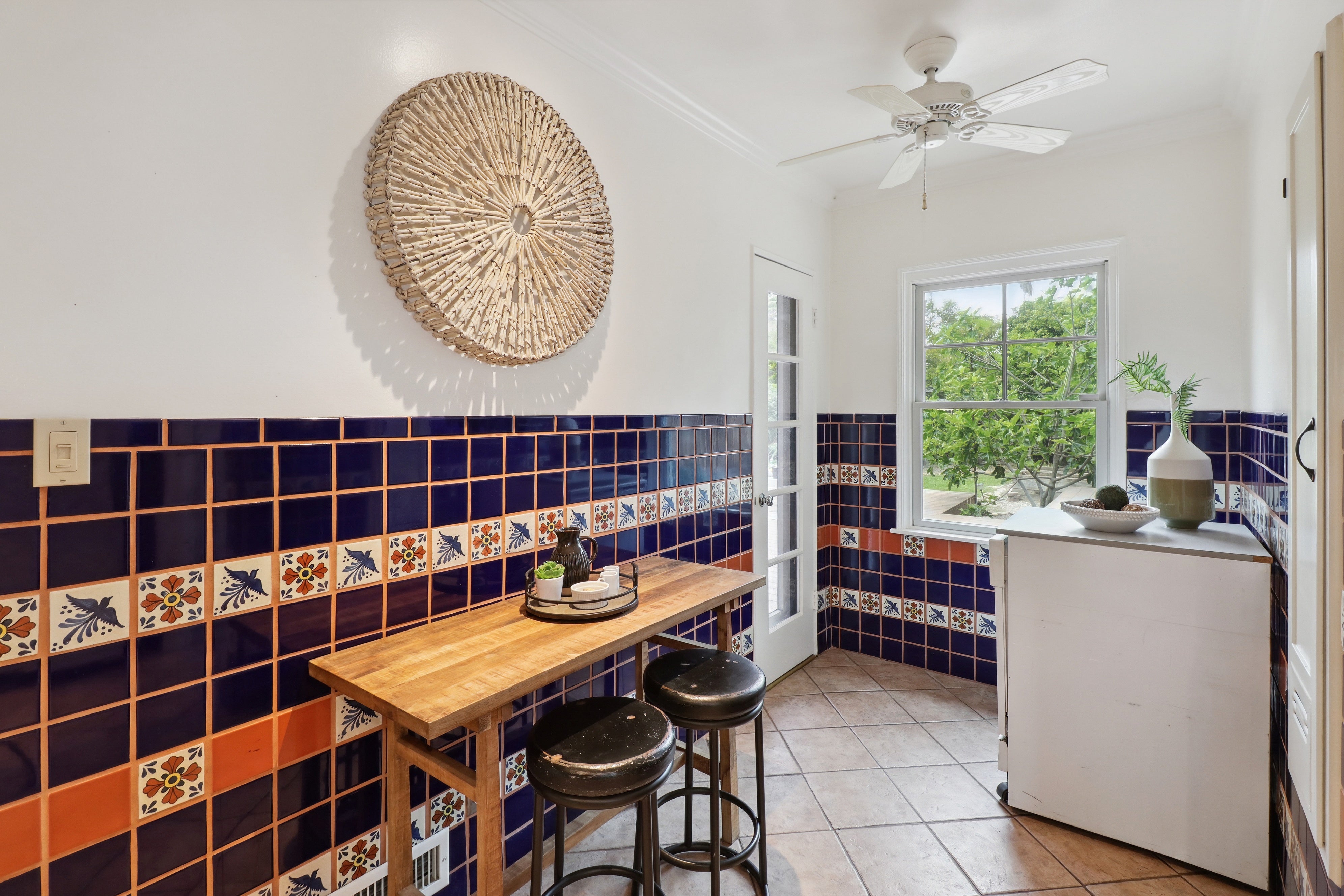 Premiere Home Staging Projects | Kitchen interior design idea - Robertson Way, Sacramento